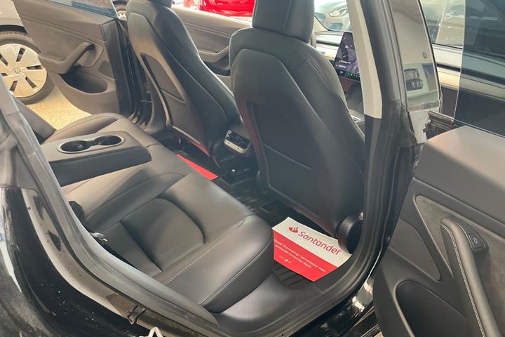Sort Tesla Model 3 fra 2021