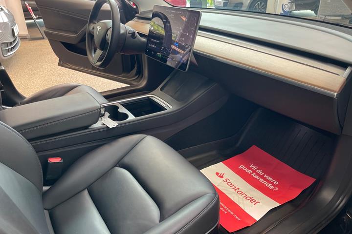 Sort Tesla Model 3 fra 2021