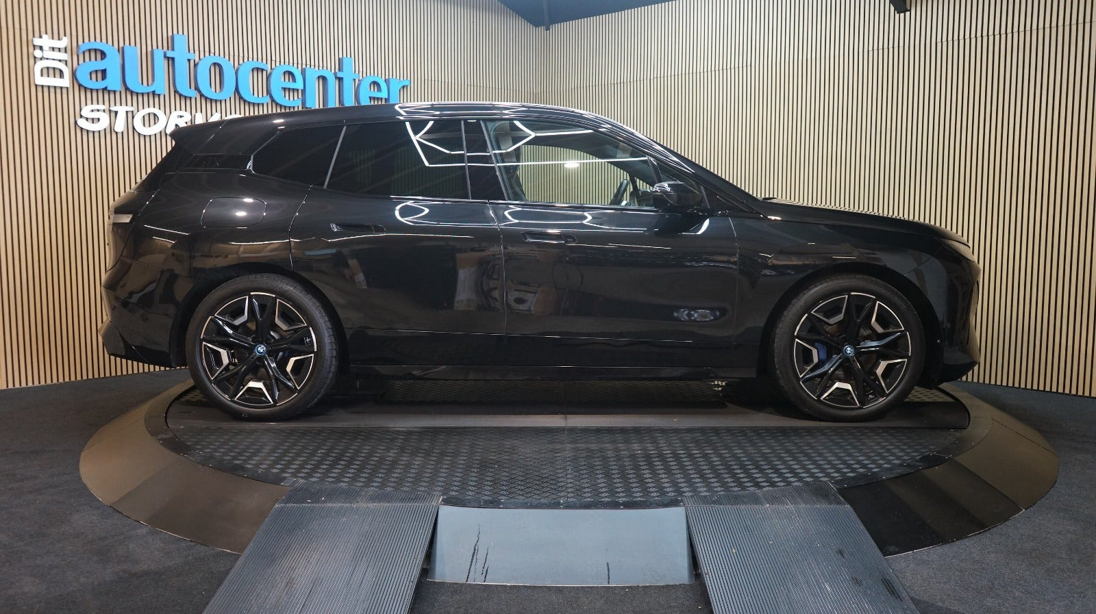 Sort BMW iX fra 2023