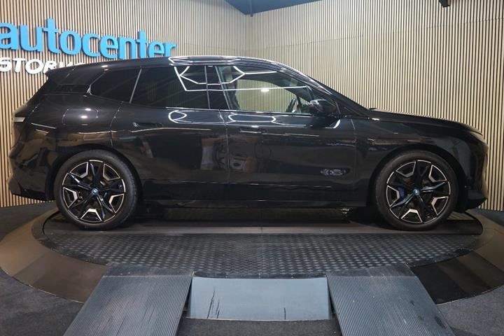 Sort BMW iX fra 2023