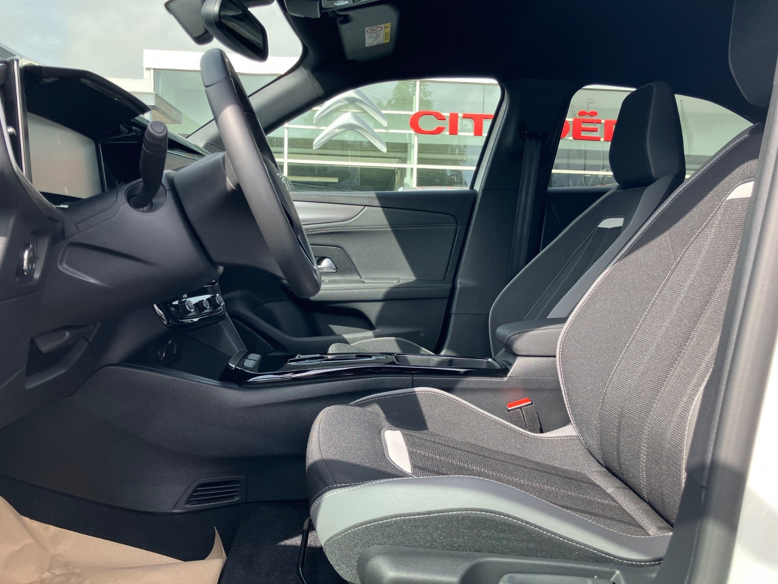Hvid Opel Mokka-e fra 2024
