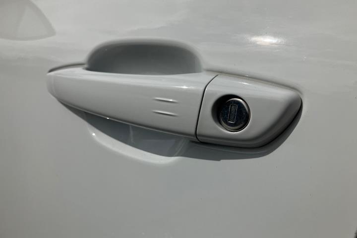 Hvid Opel Mokka-e fra 2024