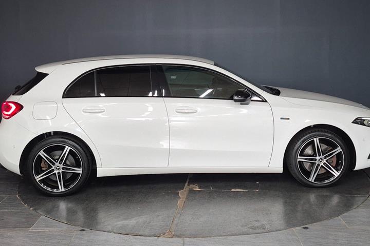 Hvid Mercedes A250 e fra 2020