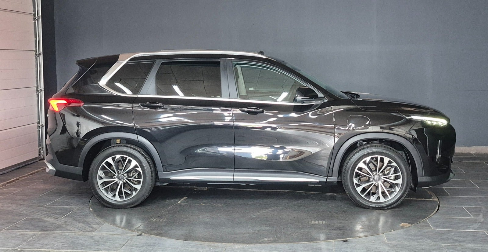 Sort Maxus Euniq6 fra 2024