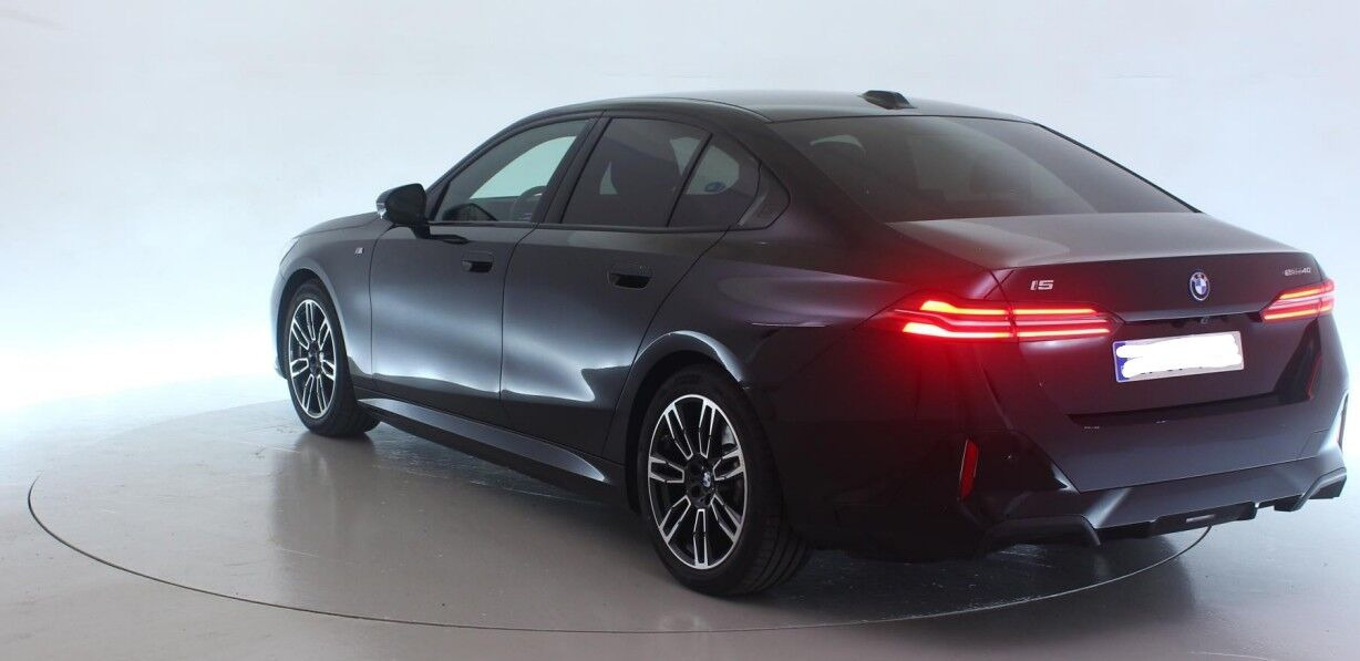 Sort BMW i5 fra 2025