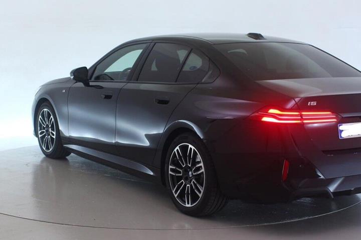 Sort BMW i5 fra 2025