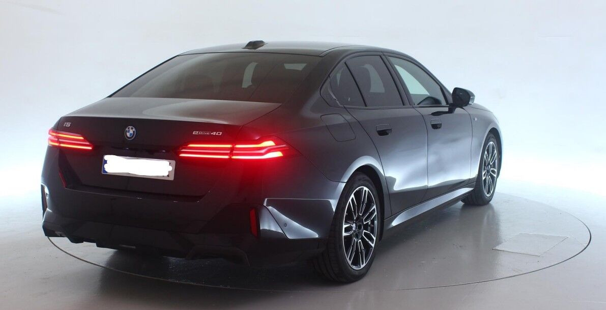 Sort BMW i5 fra 2025