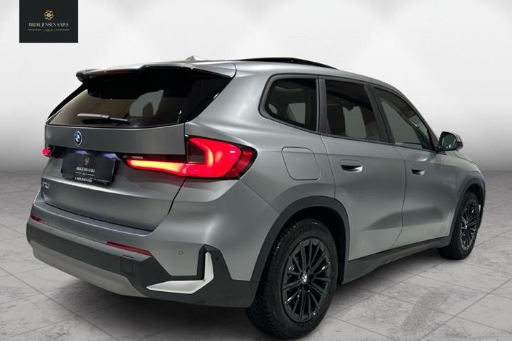 Grå BMW iX1 fra 2024