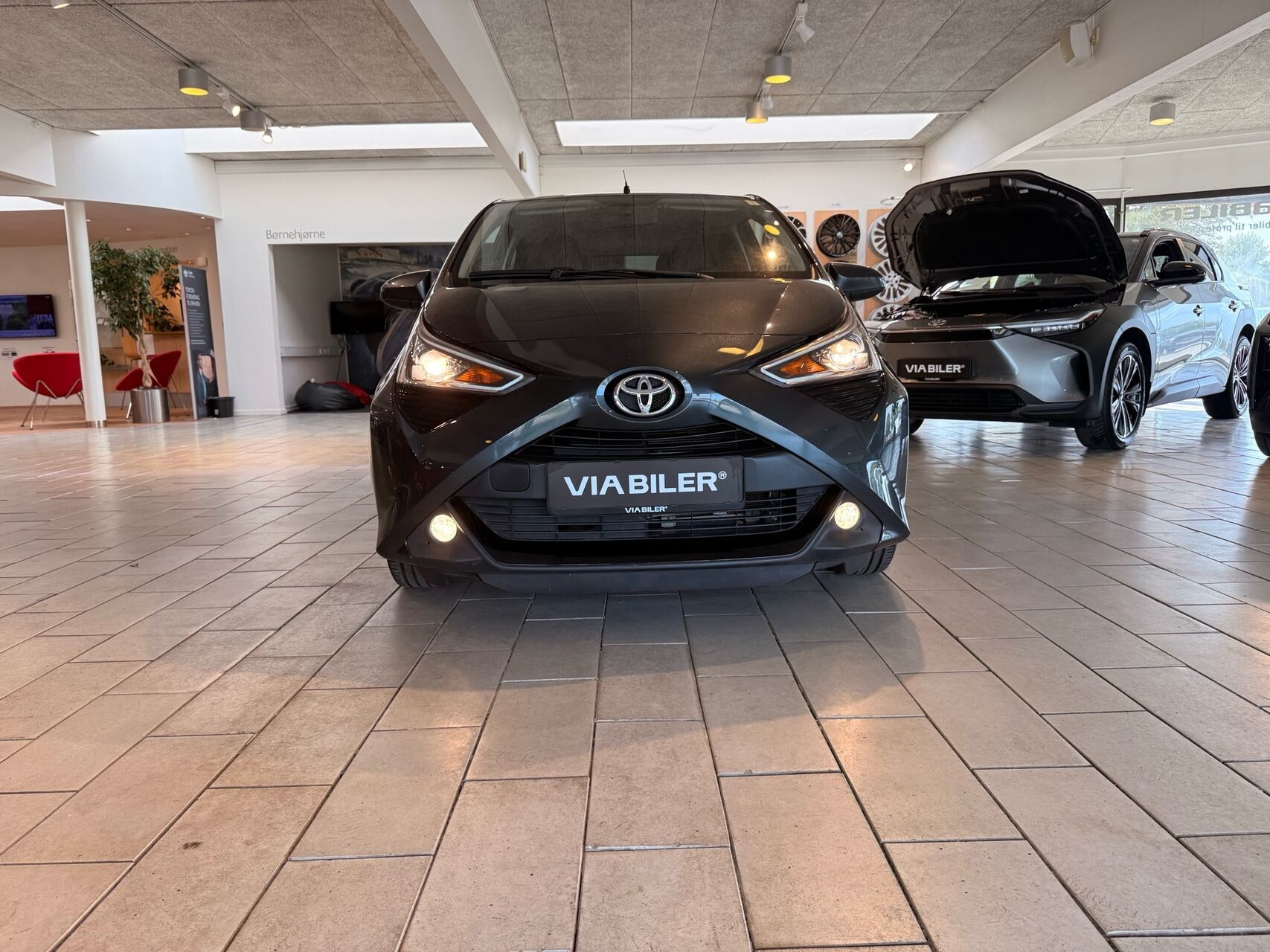 Grå Toyota Aygo fra 2021