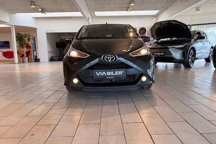 Grå Toyota Aygo fra 2021