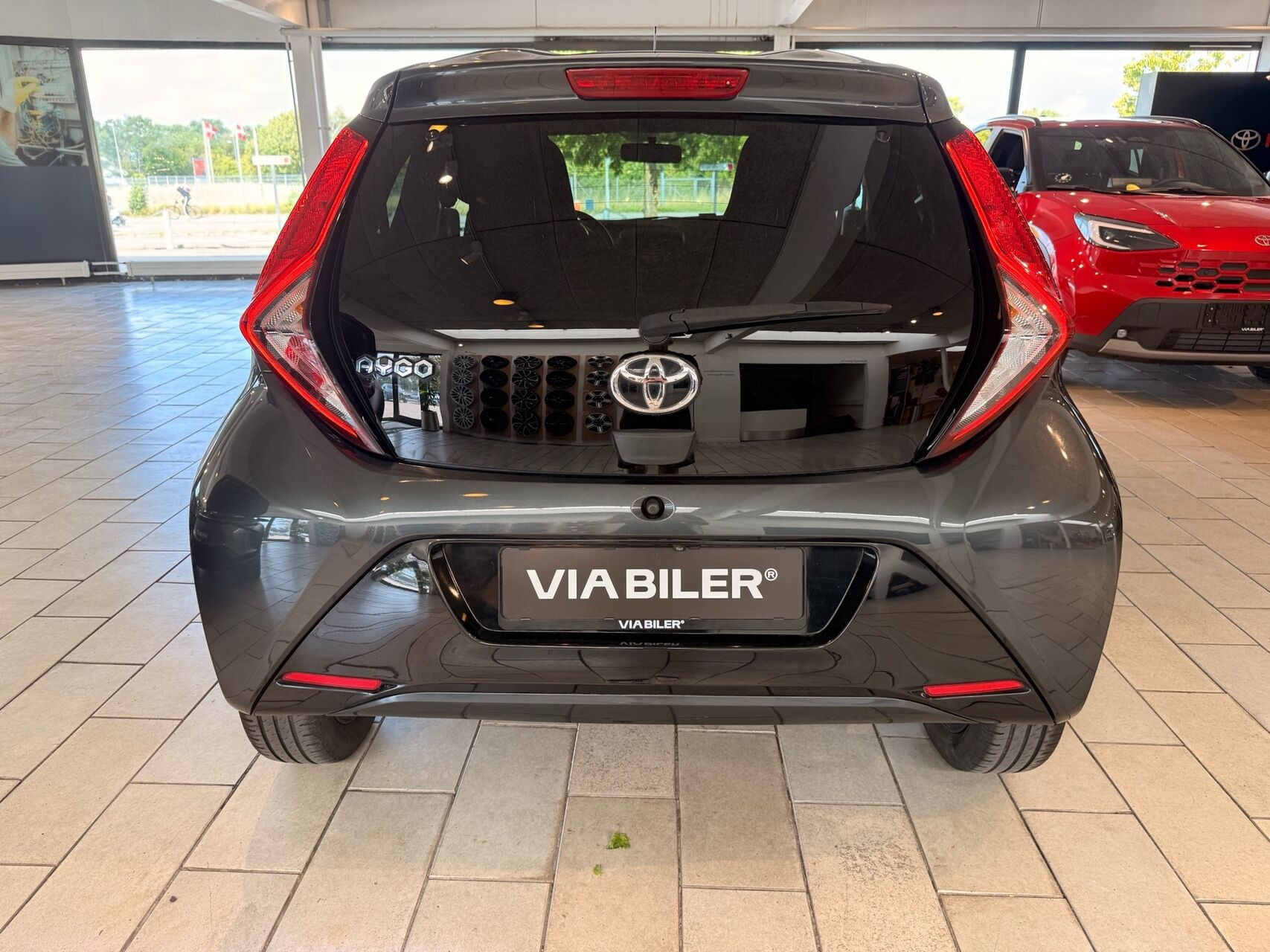 Grå Toyota Aygo fra 2021