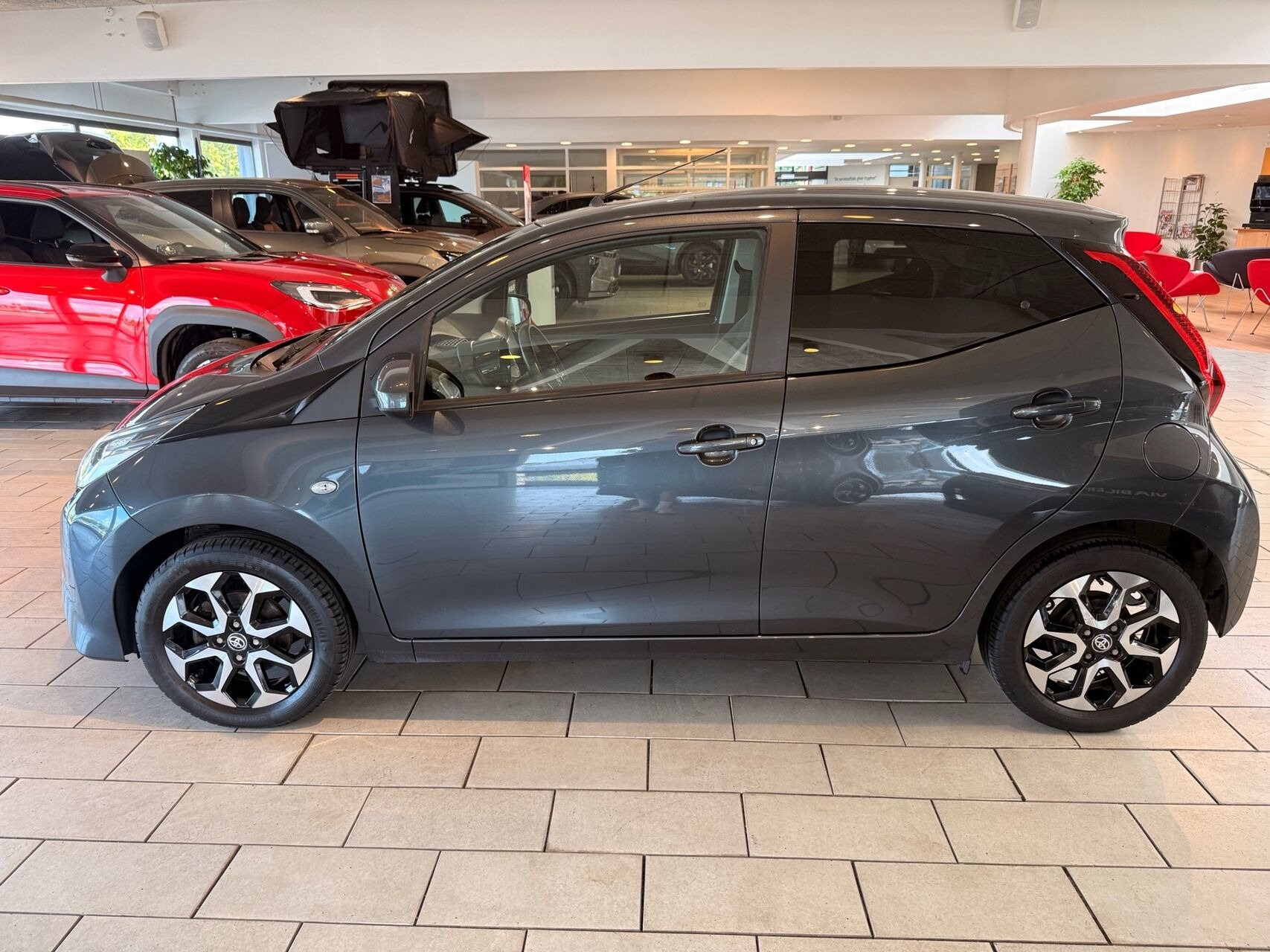 Grå Toyota Aygo fra 2021