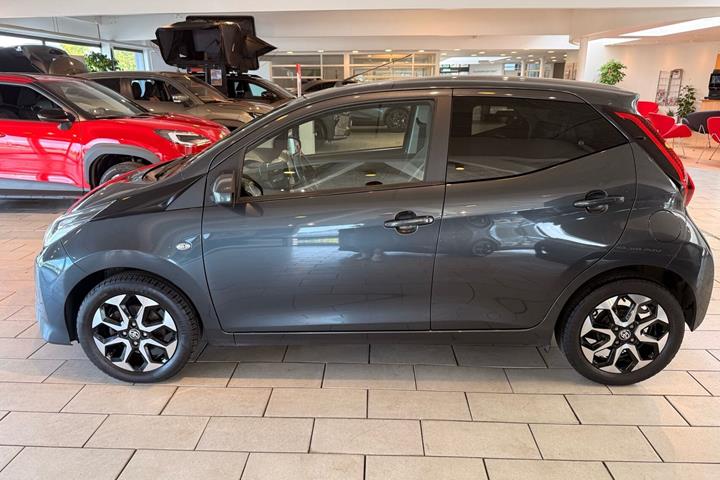 Grå Toyota Aygo fra 2021