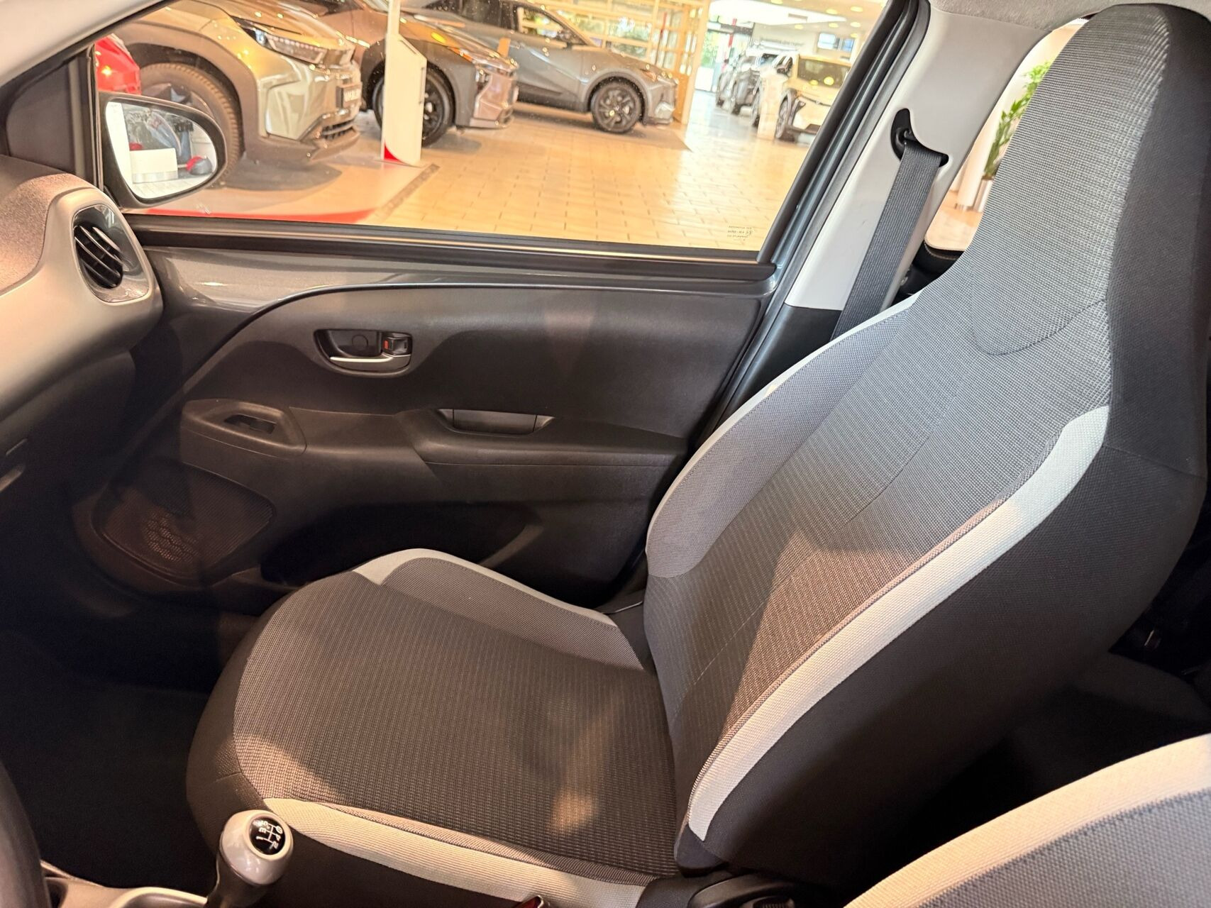 Grå Toyota Aygo fra 2021