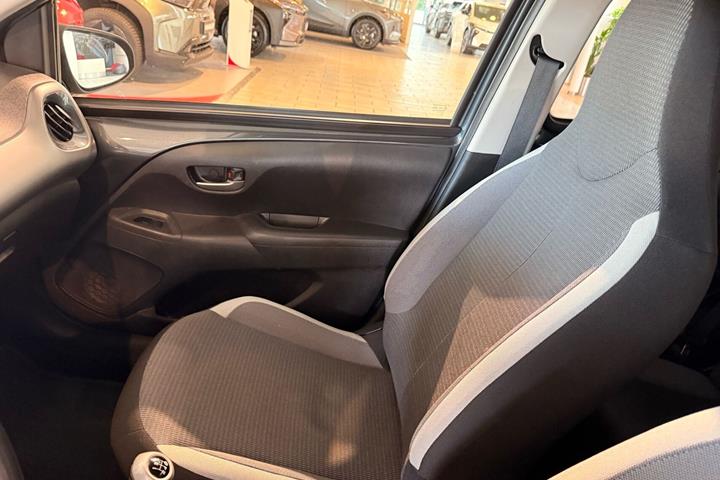 Grå Toyota Aygo fra 2021