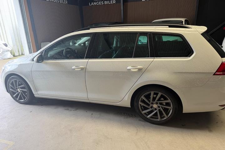 Hvid VW Golf VII fra 2015