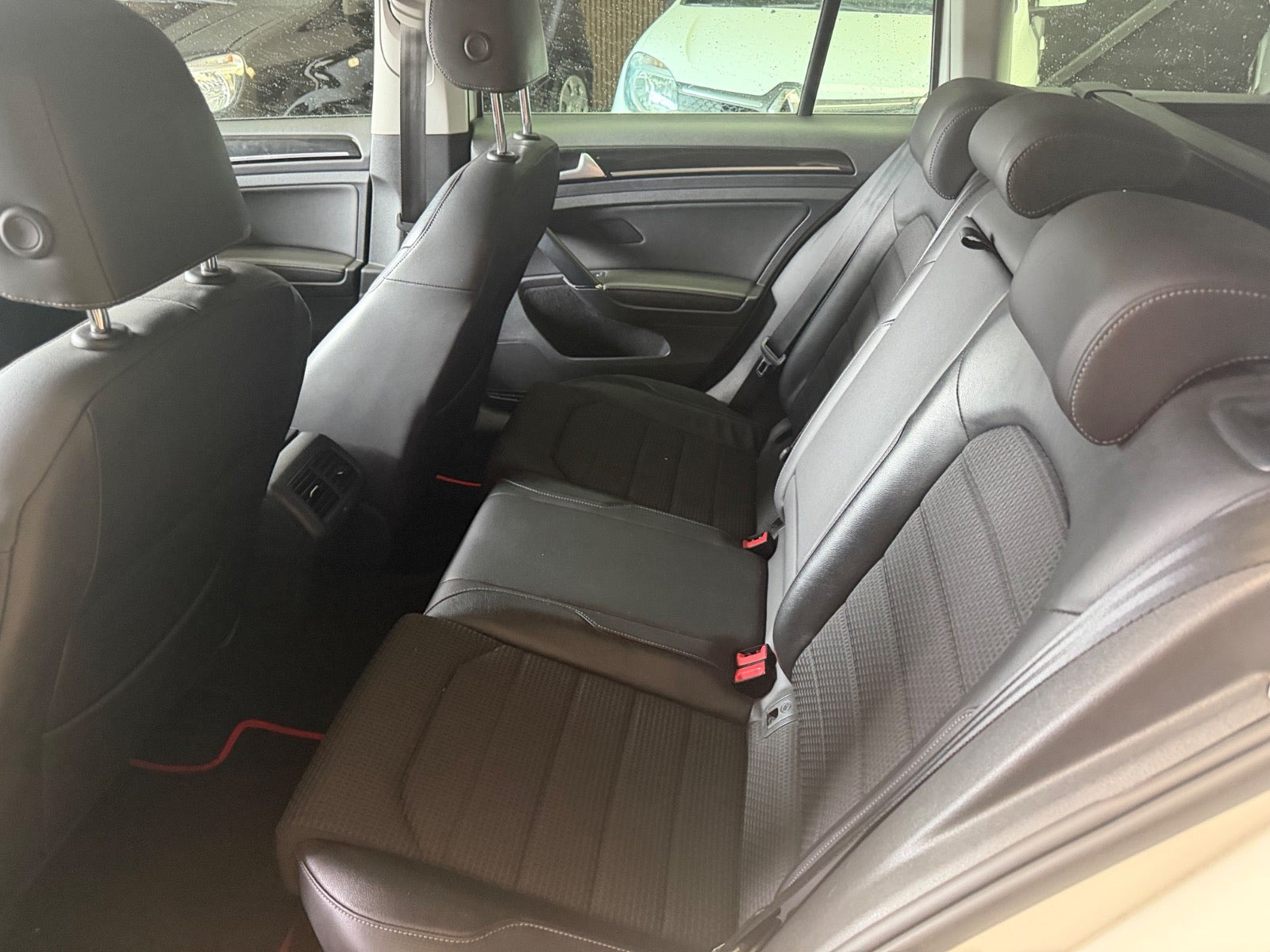 Hvid VW Golf VII fra 2015