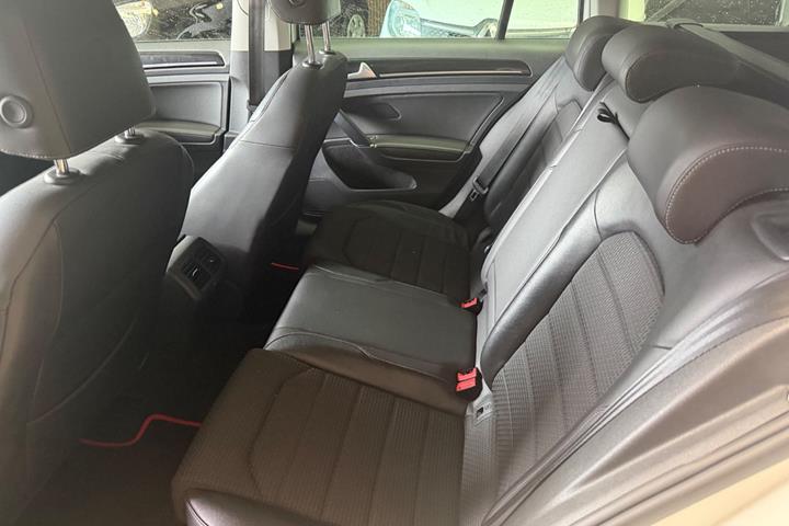 Hvid VW Golf VII fra 2015