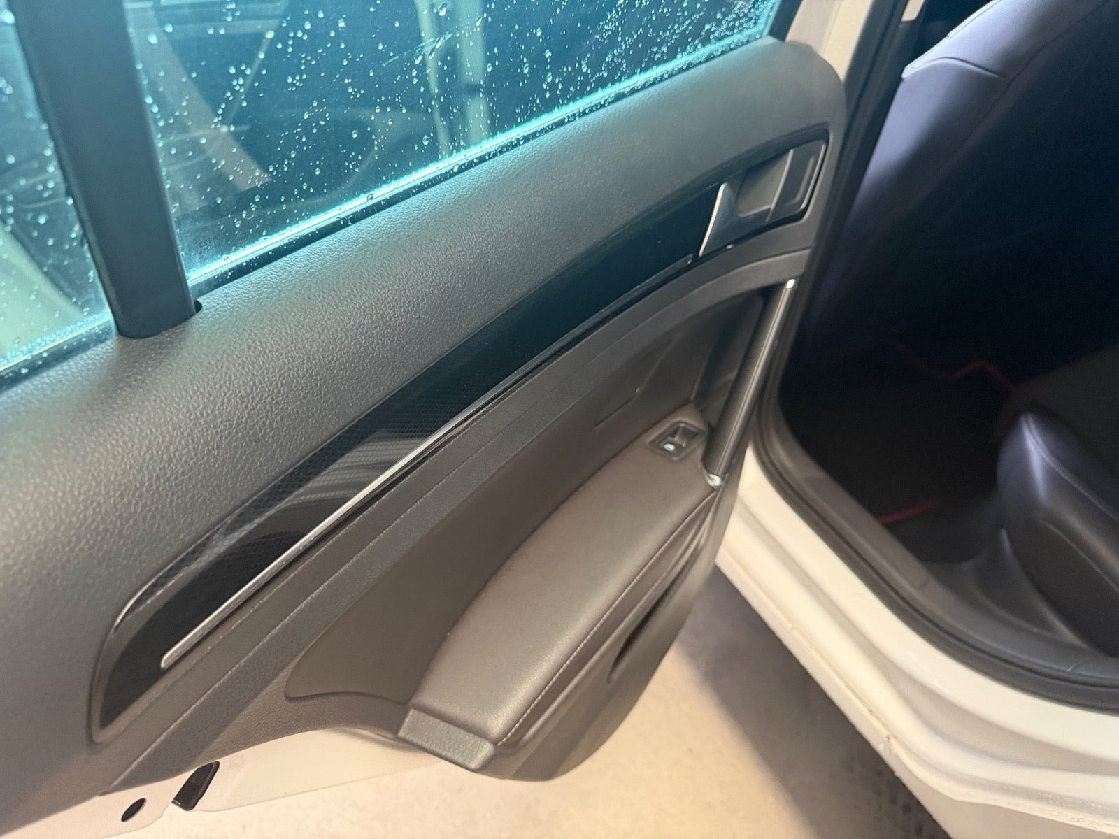 Hvid VW Golf VII fra 2015