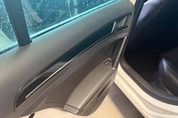 Hvid VW Golf VII fra 2015