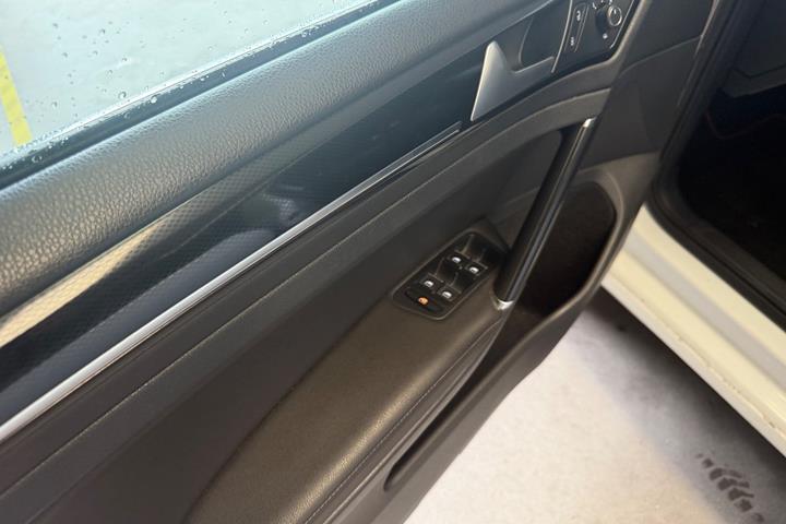 Hvid VW Golf VII fra 2015