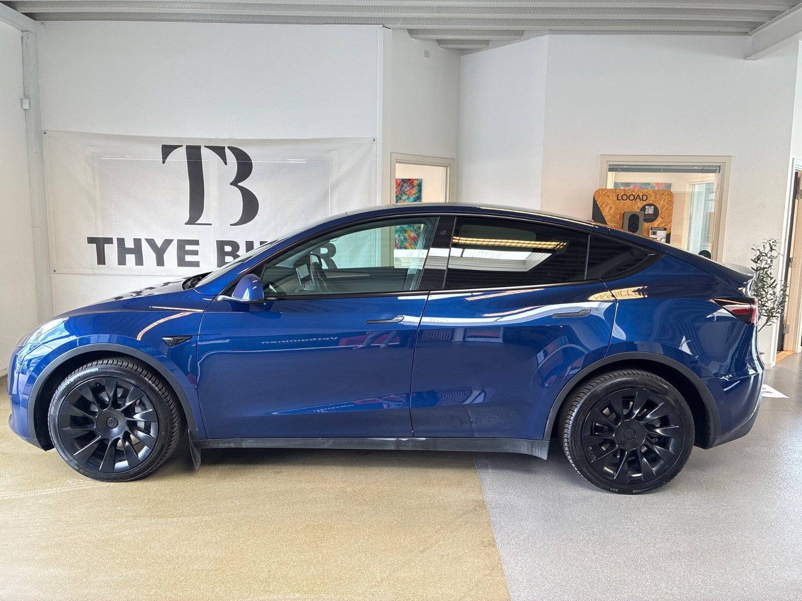 Blå Tesla Model Y fra 2022
