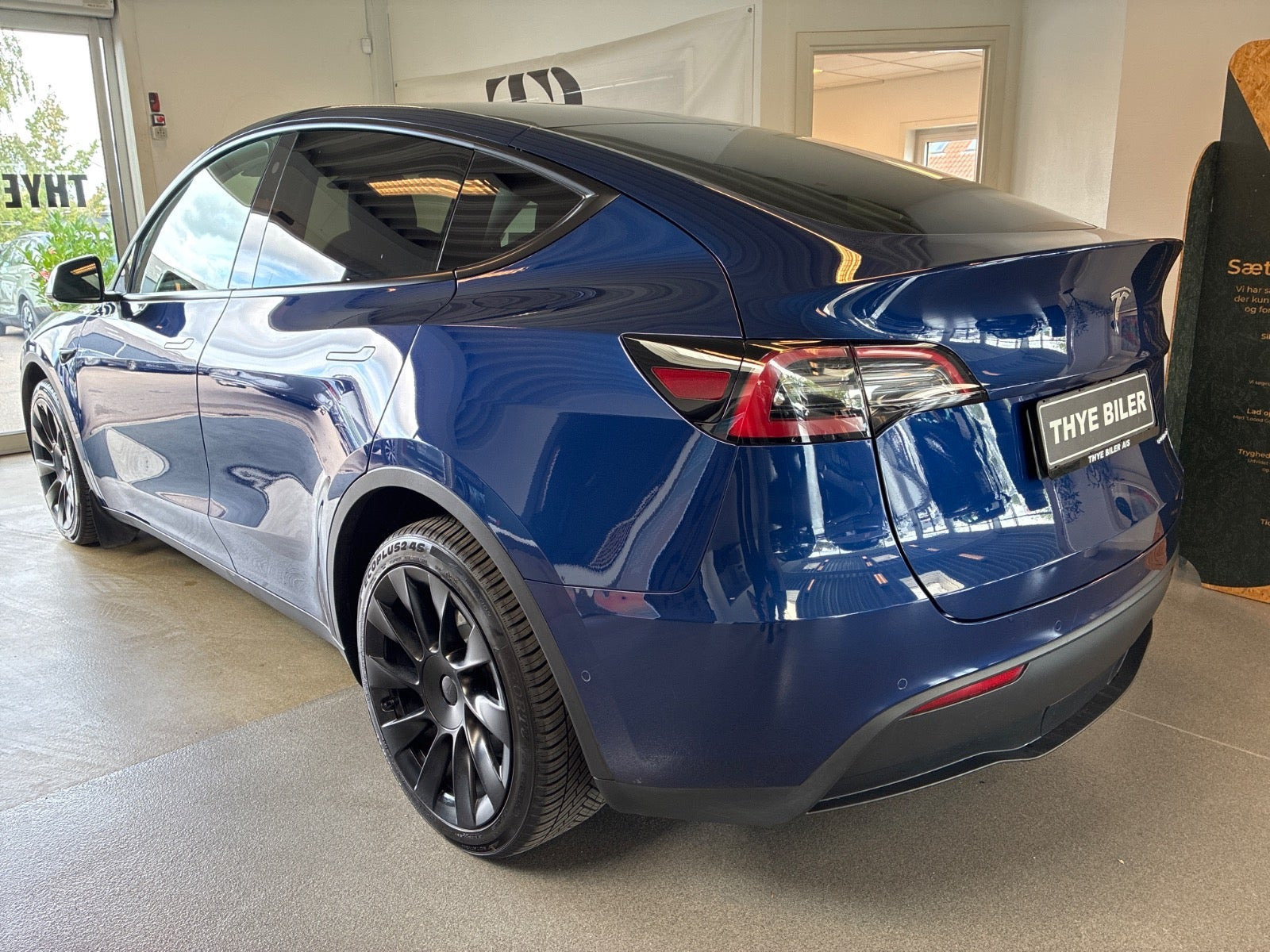Blå Tesla Model Y fra 2022