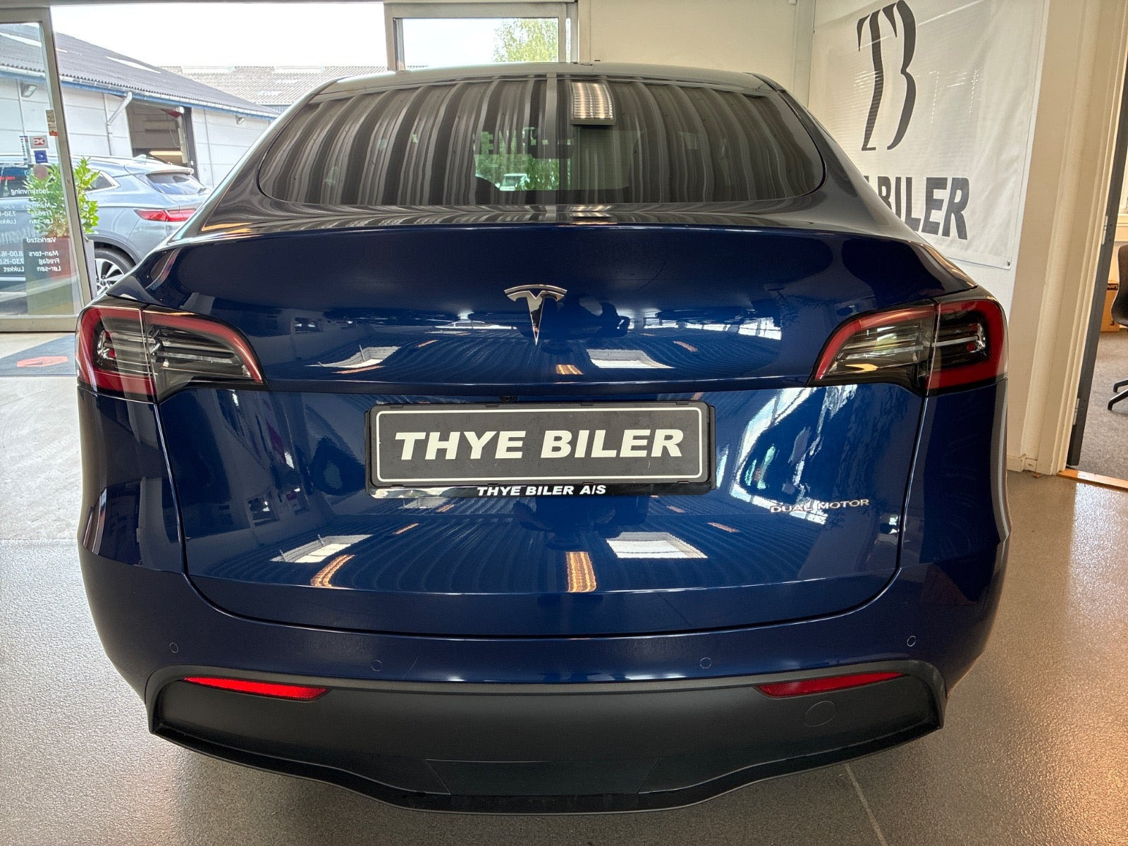 Blå Tesla Model Y fra 2022