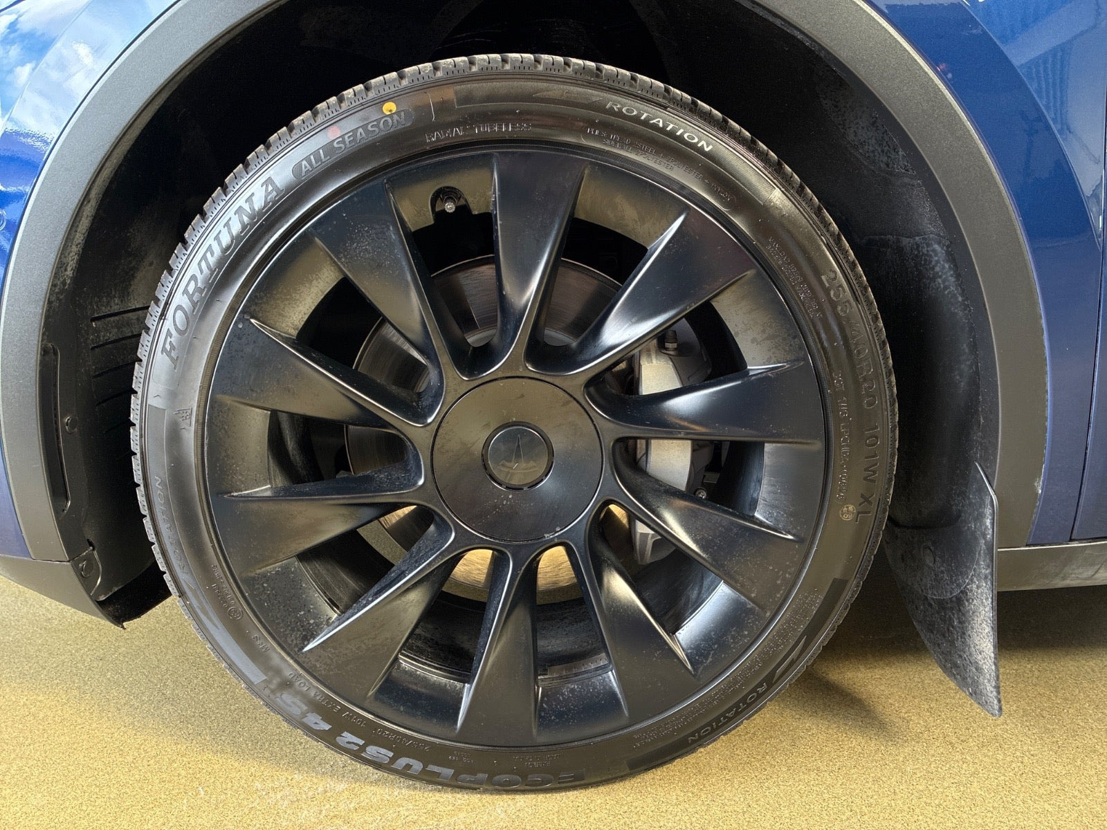 Blå Tesla Model Y fra 2022