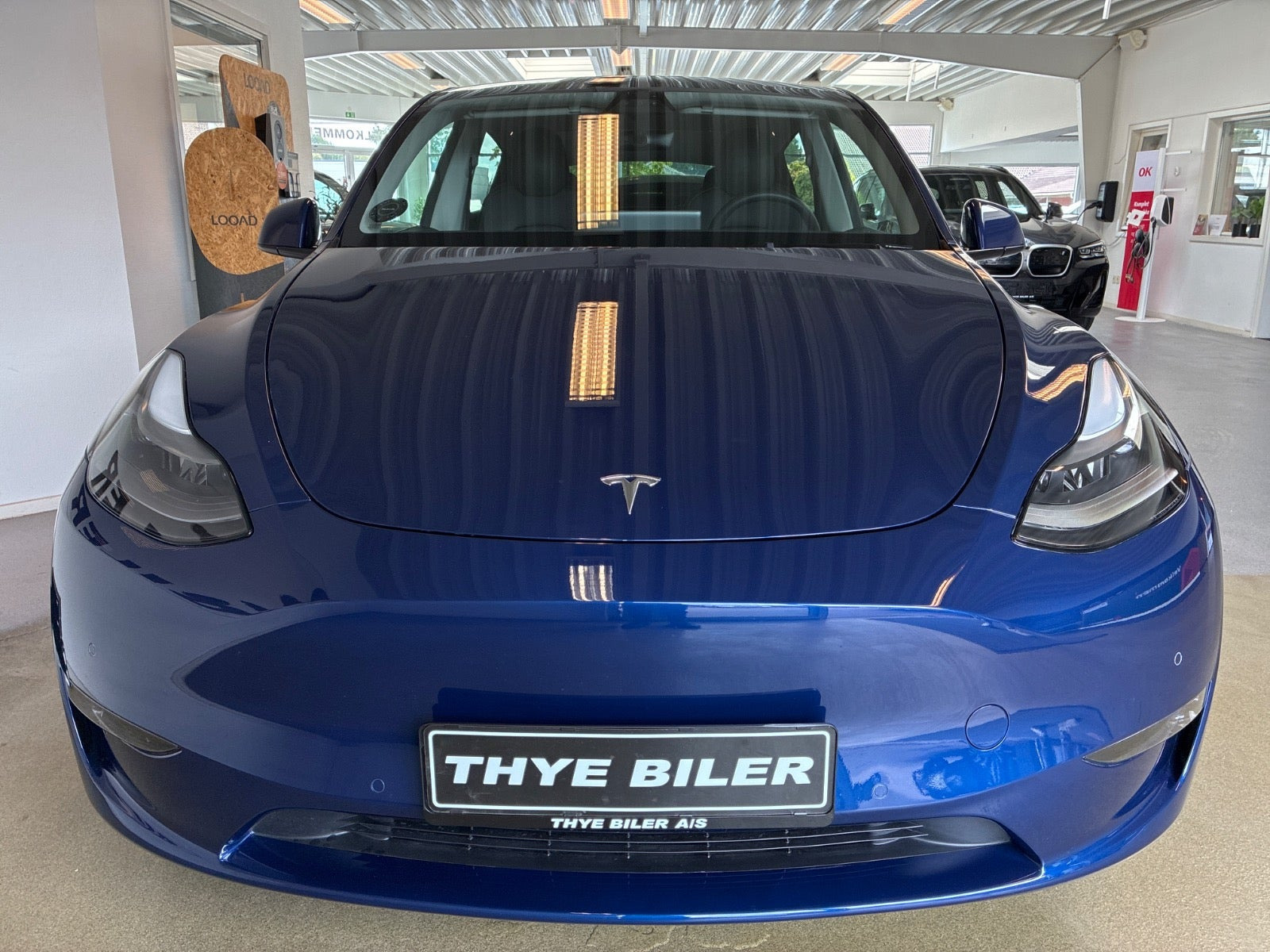 Blå Tesla Model Y fra 2022