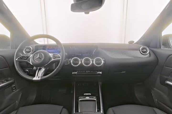 Sort Mercedes EQA350 fra 2025