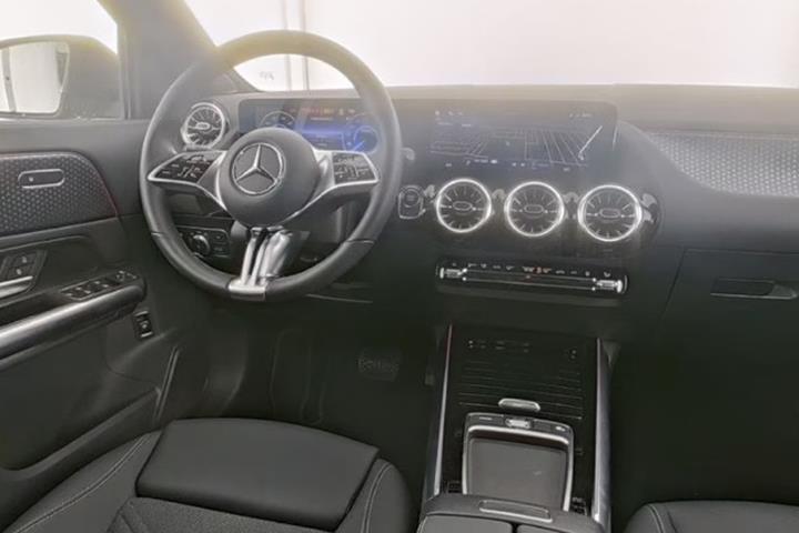 Sort Mercedes EQA350 fra 2025