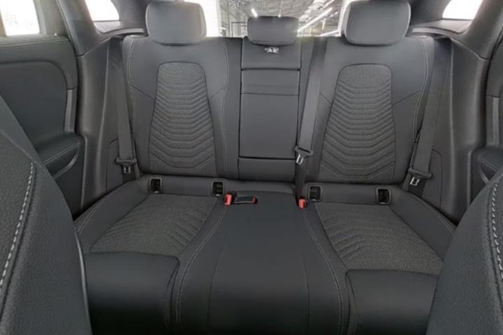 Sort Mercedes EQA350 fra 2025
