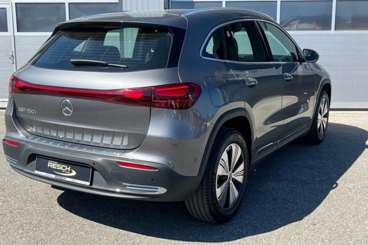 Grå Mercedes EQA250+ fra 2025