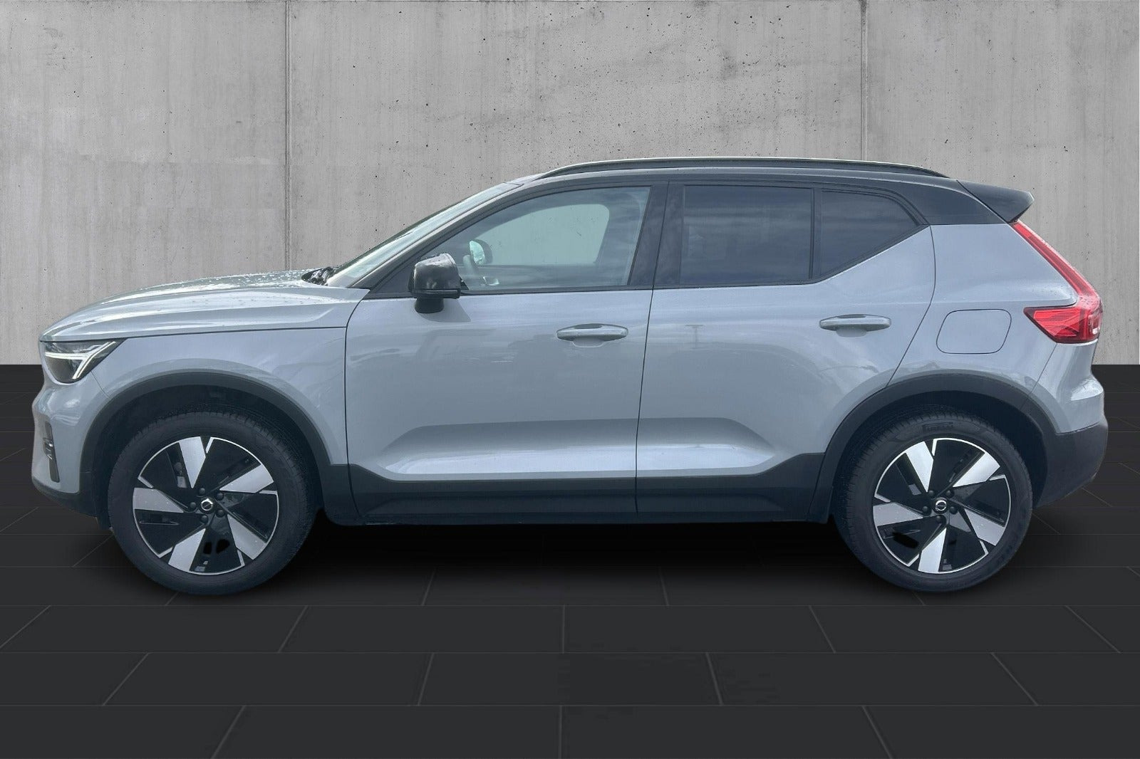 Grå Volvo EX40 fra 2025