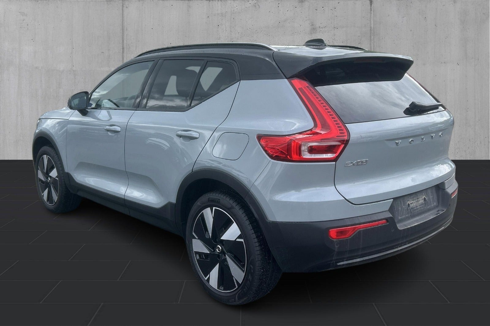 Grå Volvo EX40 fra 2025