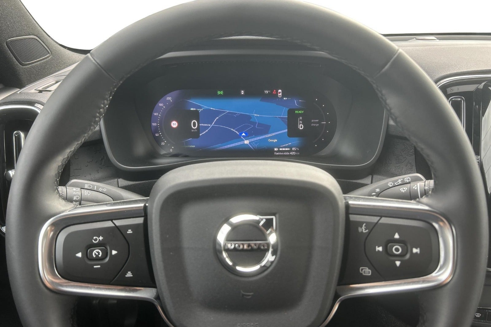 Grå Volvo EX40 fra 2025
