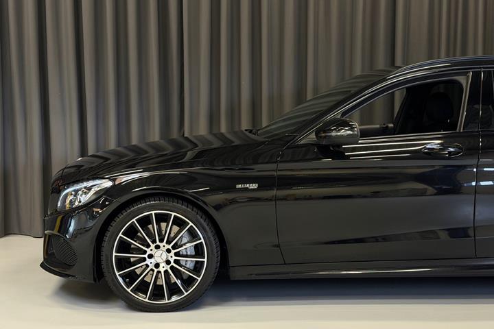 Sort Mercedes C43 fra 2017