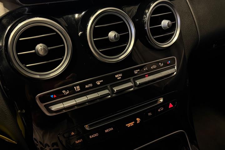 Sort Mercedes C43 fra 2017