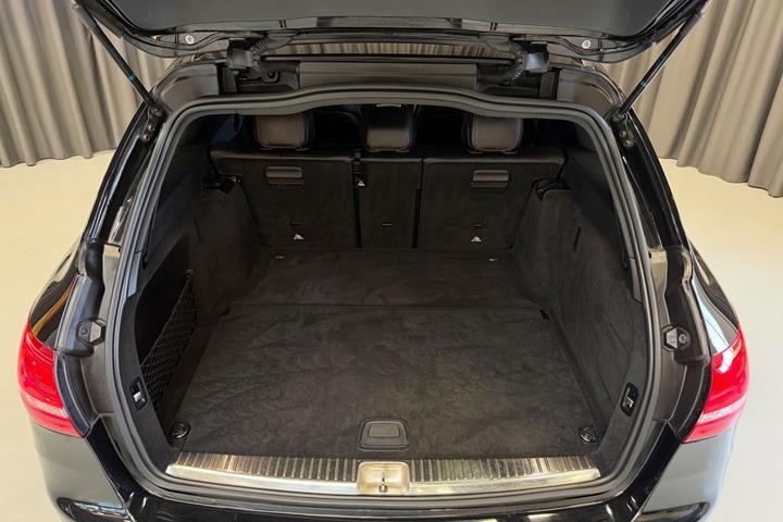 Sort Mercedes C43 fra 2017