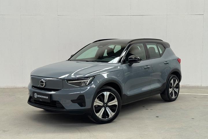 Grå Volvo XC40 fra 2023 set udefra