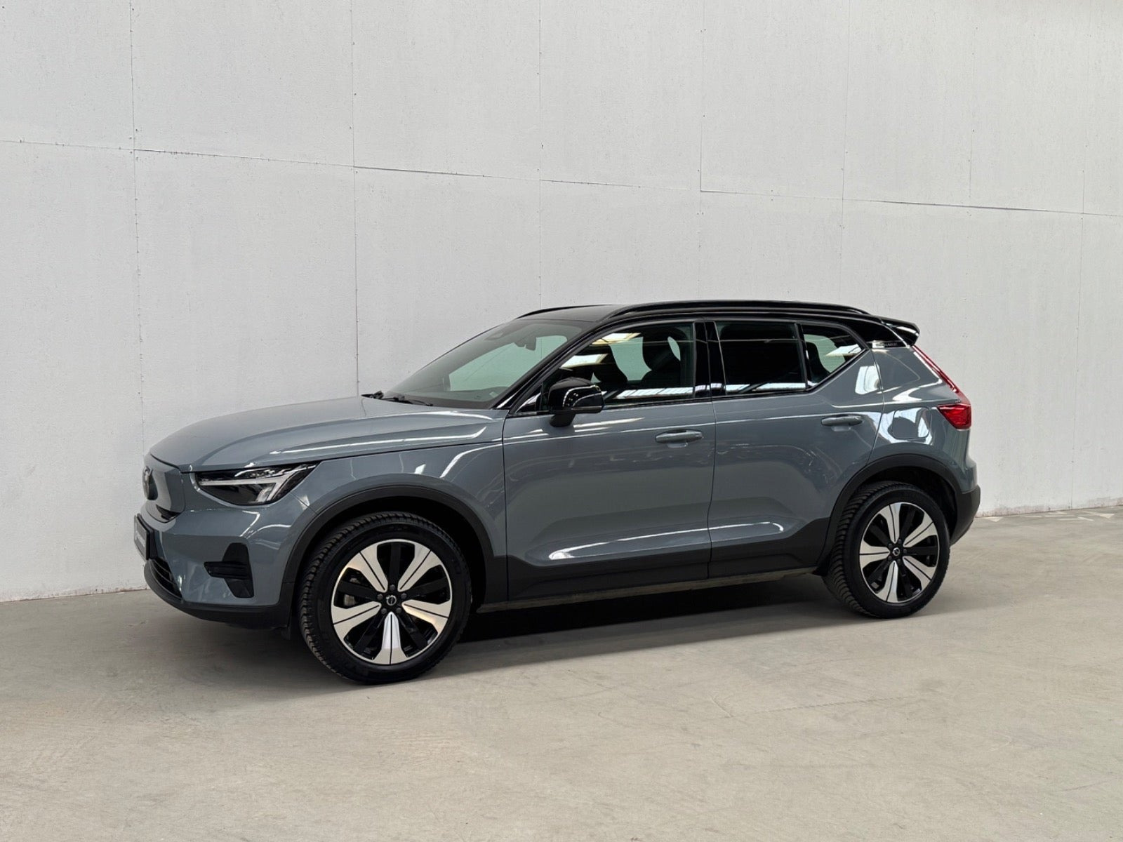 Grå Volvo XC40 fra 2023