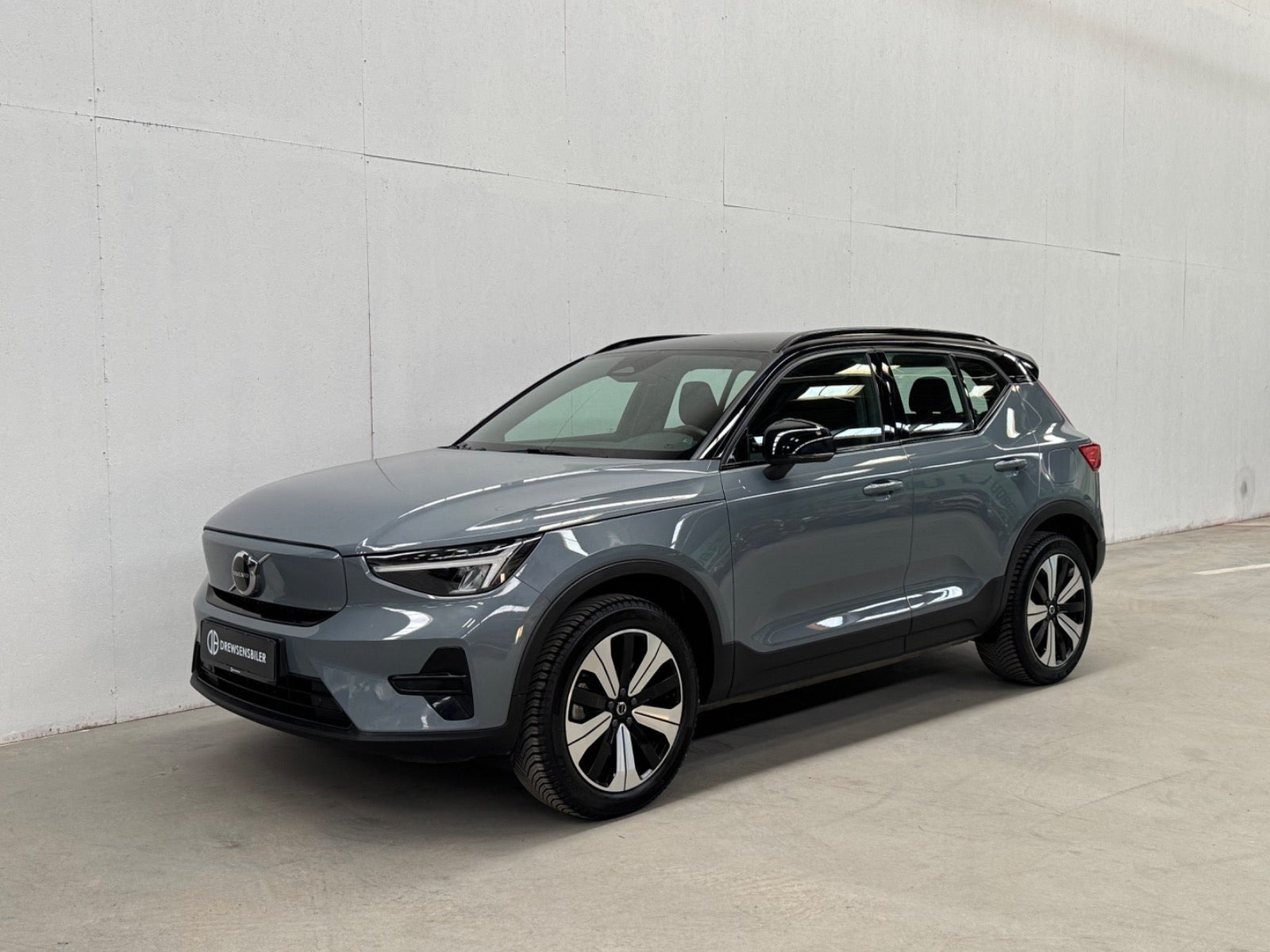 Grå Volvo XC40 fra 2023