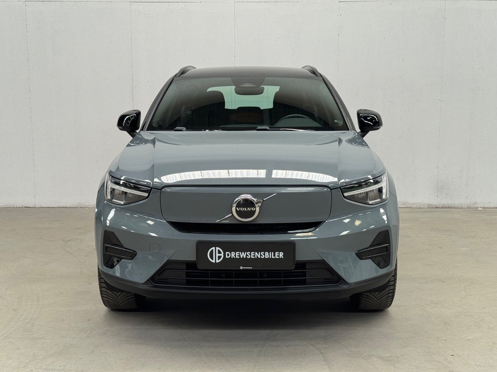 Grå Volvo XC40 fra 2023