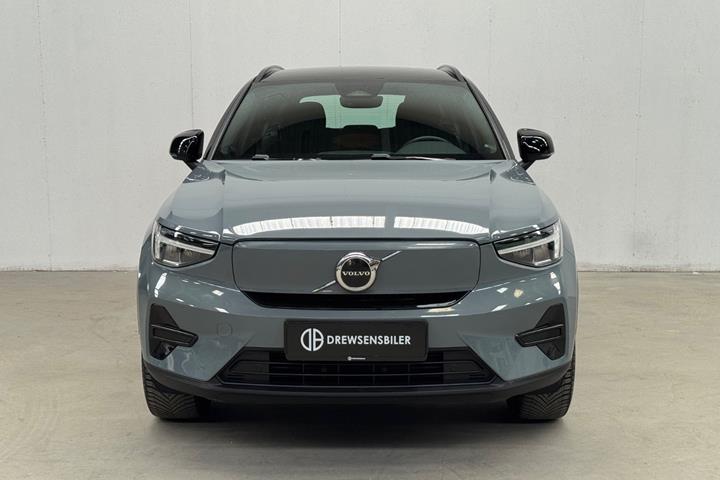 Grå Volvo XC40 fra 2023