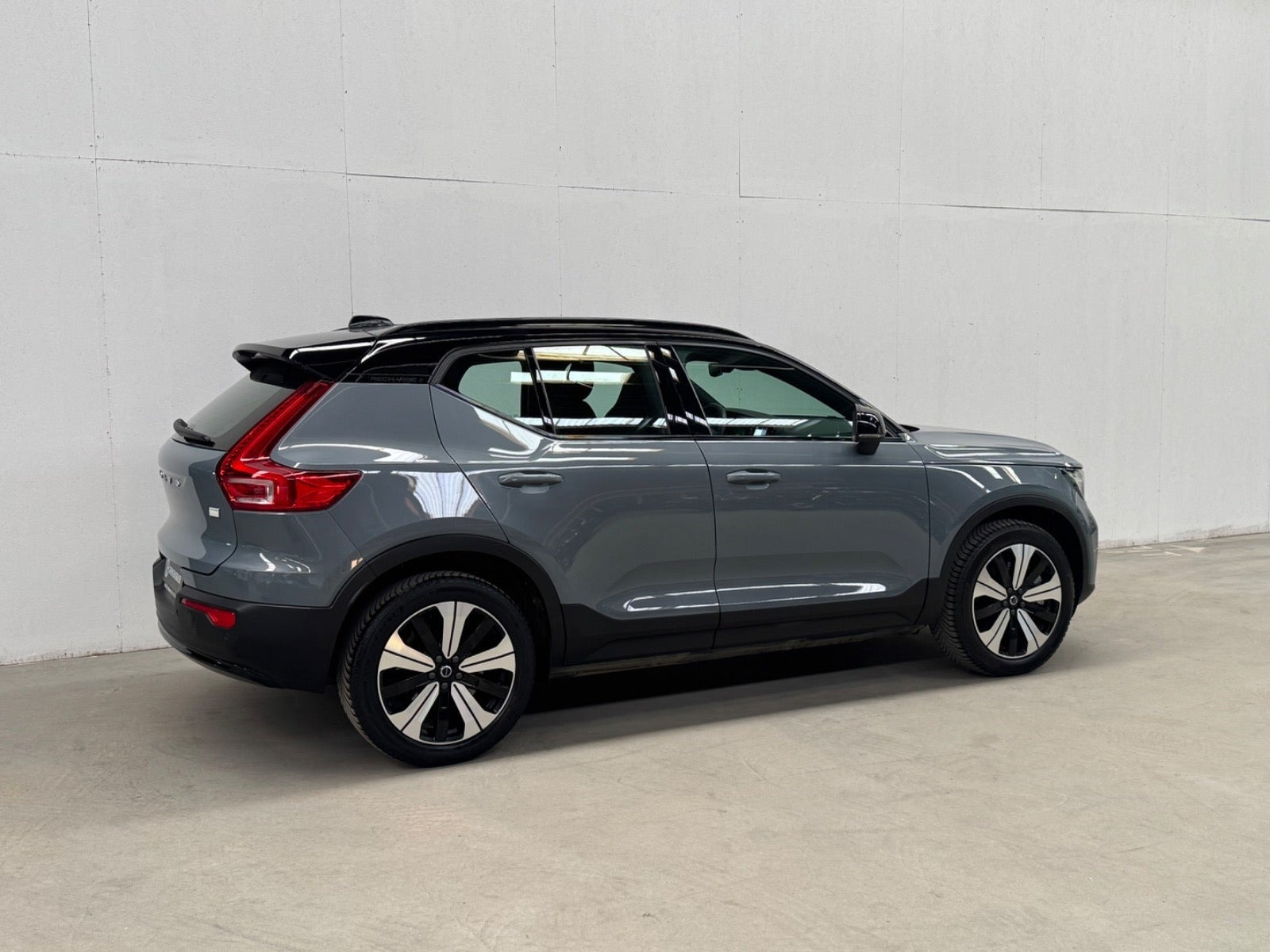 Grå Volvo XC40 fra 2023