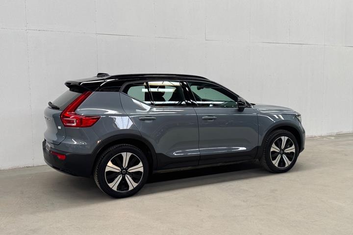Grå Volvo XC40 fra 2023