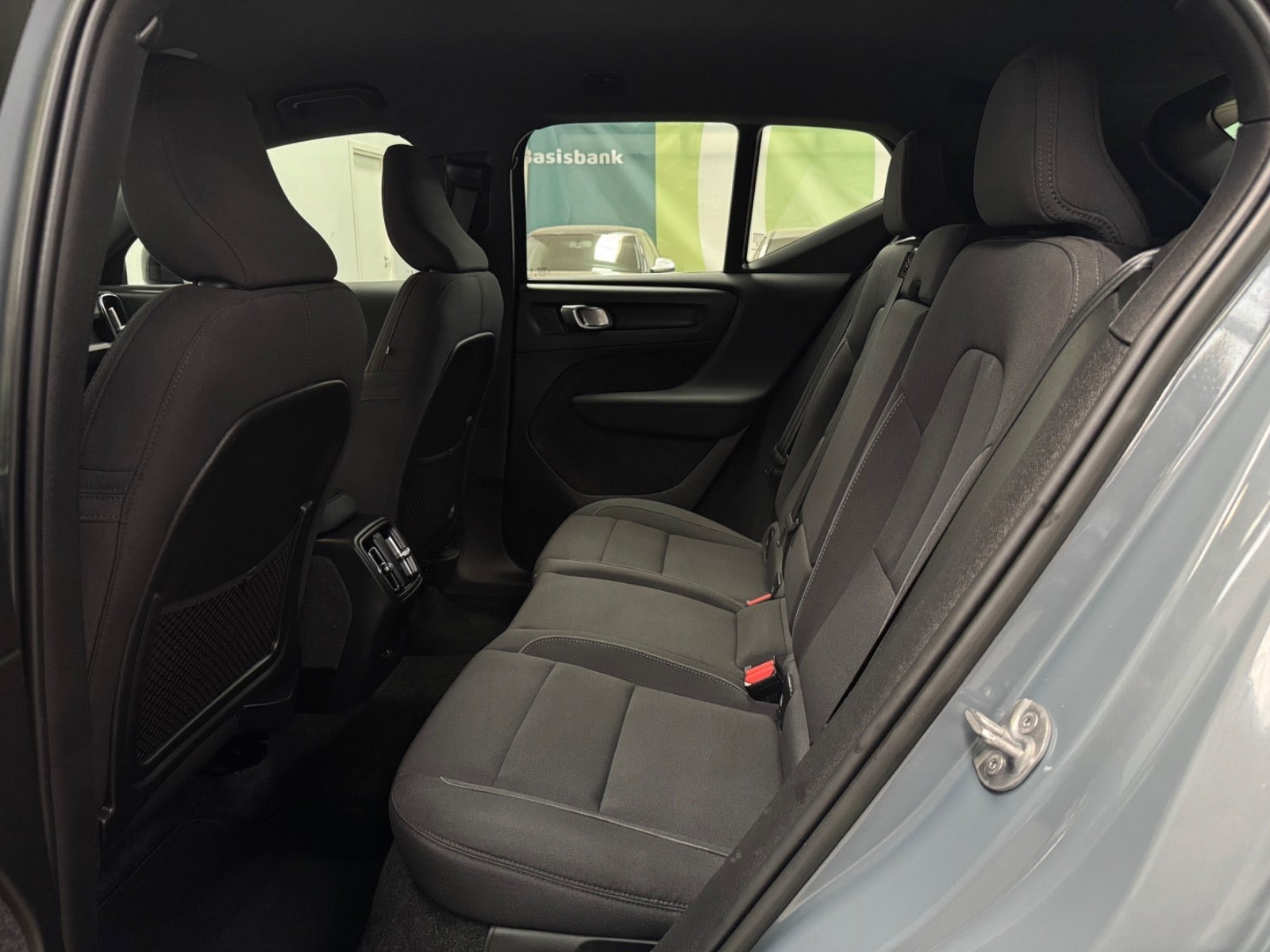 Grå Volvo XC40 fra 2023