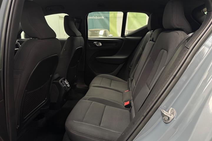Grå Volvo XC40 fra 2023