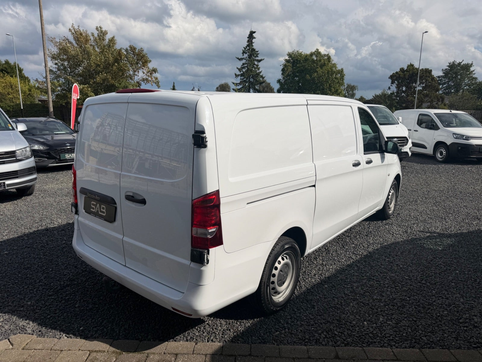 Hvid Mercedes Vito 116 fra 2022